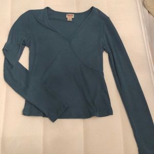 Cropped v-neck ribbed shirt